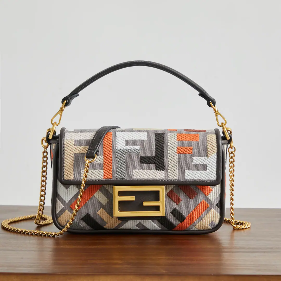🔥🔥🔥 The logo mini-s.Baguette“Handbag., Original machine fabric, To use the symbol of combing line embroideryFFPattern, MatchFFTights.. It's a color-like leather detail.. Heads up., Magnetic buttons, There's a layer of internal fabric liner., With pockets and gold-faced metal.. The handbags are equipped with disassembly handles and chained shoulder belts., But the handy., Shoulder or slash Capable6.7Inches of smartphones, Mini TritoldCard or wallet, Keys and lipstick.. Dimensions: 13*5*20 cm Paragraph: 0159