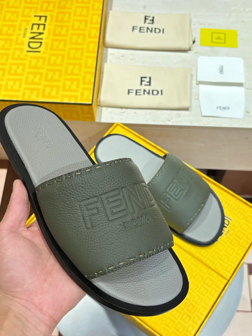 2026FEND*New one's a big slipper.🩴 The whole oxen are really skiny., The stubble is a real stubble.. The fashion is still strong. Shoes are very cozy. Size: 39-44（38.45.46Custom）