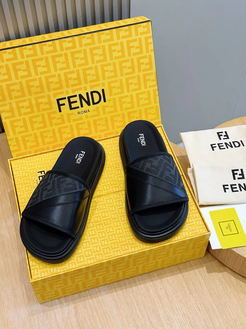 FENDIFendi Beach with rubber slippers for the men. A wide band of sandals.. PUROSE SHOES LIGHT, Extremely flexible.. Slip-proof rubber soles. Rubber material. Shoes are so different., FFPattern Size:39-44(38.45 46Do it.）