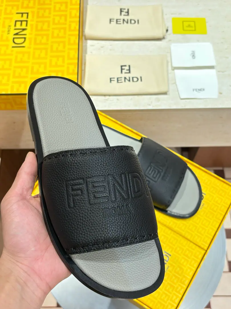 2026FEND*New one's a big slipper.🩴 The whole oxen are really skiny., The stubble is a real stubble.. The fashion is still strong. Shoes are very cozy. Size: 39-44（38.45.46Custom）