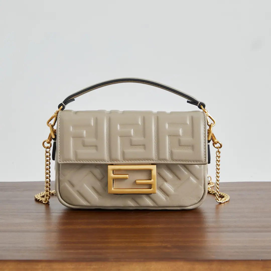 🔥🔥🔥 SignalBaguetteThe small handbag is designed with a cap., Yes.FFMagnetic buttons. The insides are tied to zippers.. With a disassemble shoulder belt., You can pick it up or slash it.. The mirror effect is silver leather.. Yes, I do.FFPumping pattern. Rude, metal-faced. Dimensions19cm Paragraph