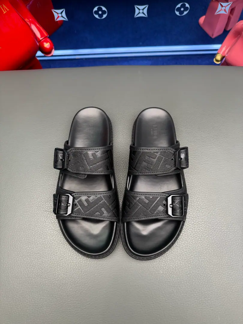 FENDI Fendi! The slippers are out of the stock.💄How can we lose the little monster this summer?💄Original Imported Special Metal Decoration➕Original private model！Details determine success., Good quality is not afraid to zoom in on details.！The feet are super comfortable.！You need a nice, cool pair of sandals this summer.👣 Standard code number: 39-44（38.45.46Make a reservation.）