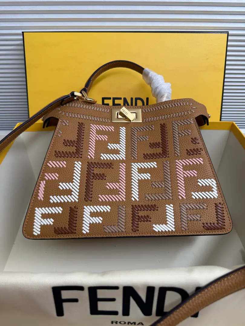 🎶 peekaboo New Series ISeeU petite The calf has a very delicate skin., One side is a classic pair of hand-woven.F Logo✨And on the other side, it's a simple, elegant wrapping., A bag of two styles., A simple, generous person., It's practical and practical.. Paragraph Weaving Size:27-11-20cm