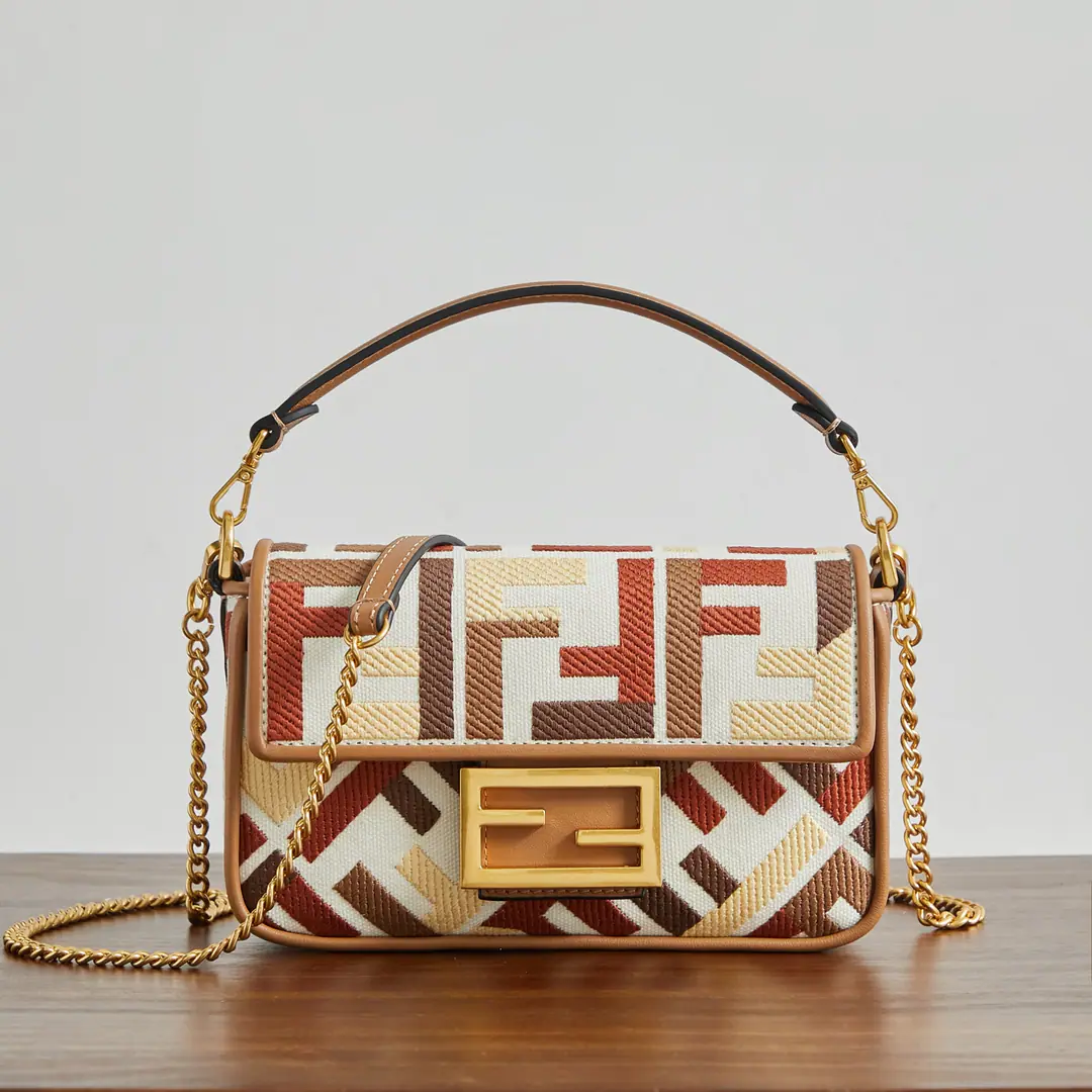 🔥🔥🔥 The logo mini-s.Baguette“Handbag., Original machine fabric, To use the symbol of combing line embroideryFFPattern, MatchFFTights.. It's a color-like leather detail.. Heads up., Magnetic buttons, There's a layer of internal fabric liner., With pockets and gold-faced metal.. The handbags are equipped with disassembly handles and chained shoulder belts., But the handy., Shoulder or slash Capable6.7Inches of smartphones, Mini TritoldCard or wallet, Keys and lipstick.. Dimensions: 13*5*20 cm Paragraph: 0159