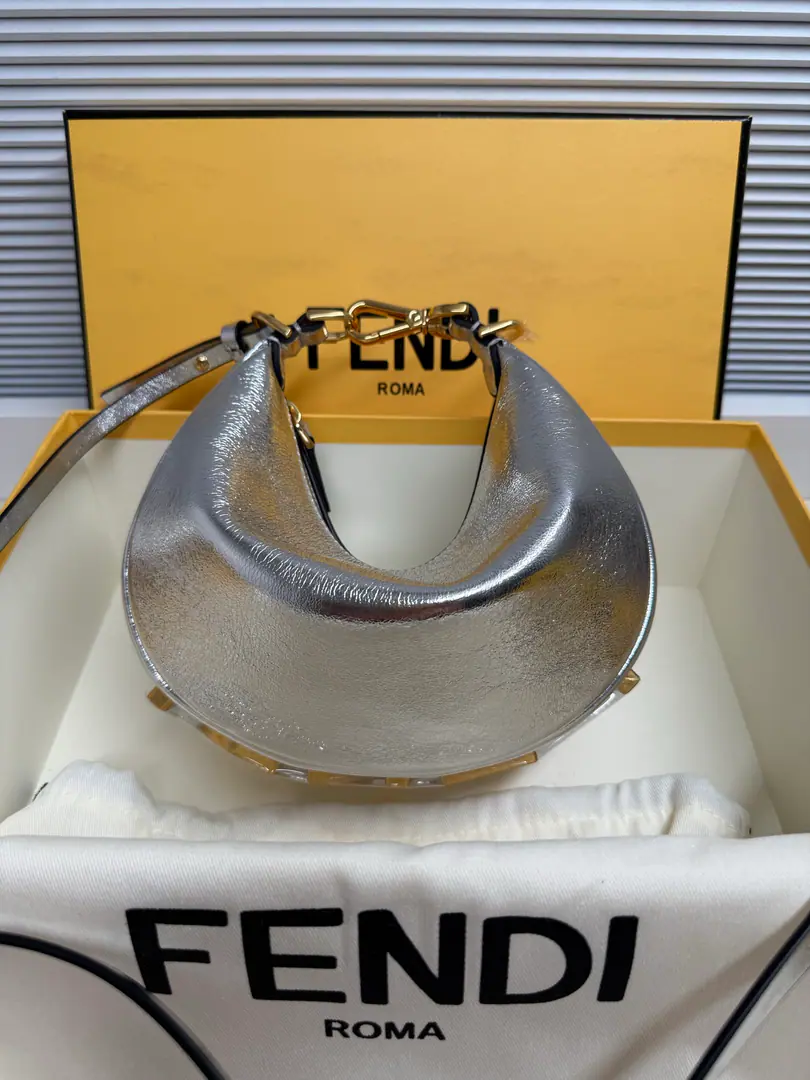 New size numberpraphyPut the armpit in your bag., It's a moth., Bigger the classic metal.Logo[FEND1]It's decorated at the bottom of the bag., The envelope's spelt is very appropriate to the line of the body., I'm so full of fashion when I'm under my armpits., It's a walking lawn plant.！ Small: Dimensions20x7.5x13cm Paragraph: 8024