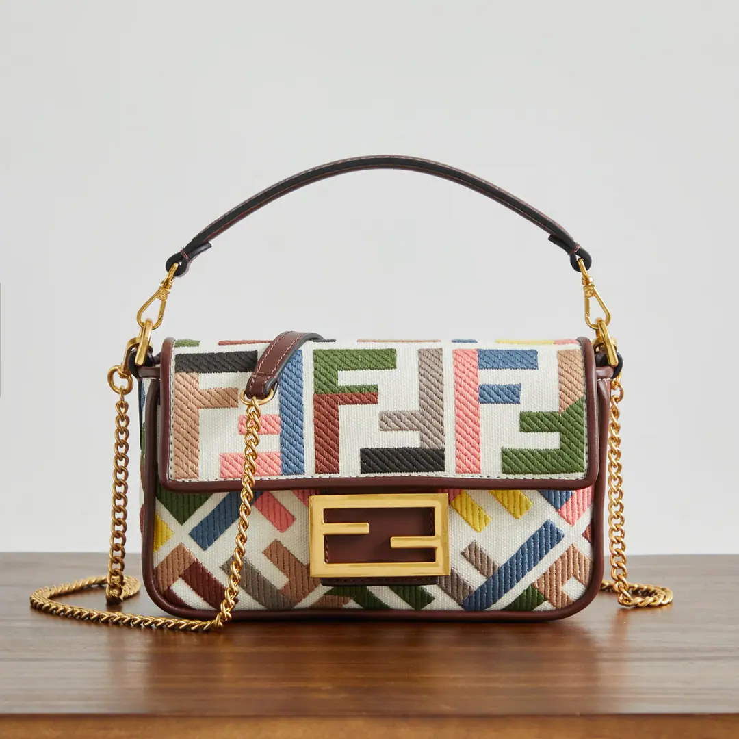 🔥🔥🔥 The logo mini-s.Baguette“Handbag., Original machine fabric, To use the symbol of combing line embroideryFFPattern, MatchFFTights.. It's a color-like leather detail.. Heads up., Magnetic buttons, There's a layer of internal fabric liner., With pockets and gold-faced metal.. The handbags are equipped with disassembly handles and chained shoulder belts., But the handy., Shoulder or slash Capable6.7Inches of smartphones, Mini TritoldCard or wallet, Keys and lipstick.. Dimensions: 13*5*20 cm Paragraph: 0159