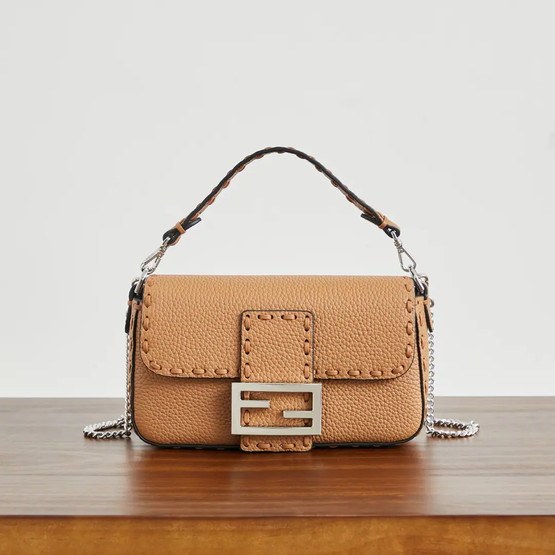 Special chip version 🎶🥖𝗯𝗮𝗴𝘂𝗲𝘁𝘁𝗲Little law stickbag. The skins of the stubs are made manually from the same colour and large-sign lines. Silver-faced metal. by whichFFTights.. Handbags with handheld and disassembly straps., But with your hand or shoulder.. Size: 20-5-13cm 5515 Jie!•