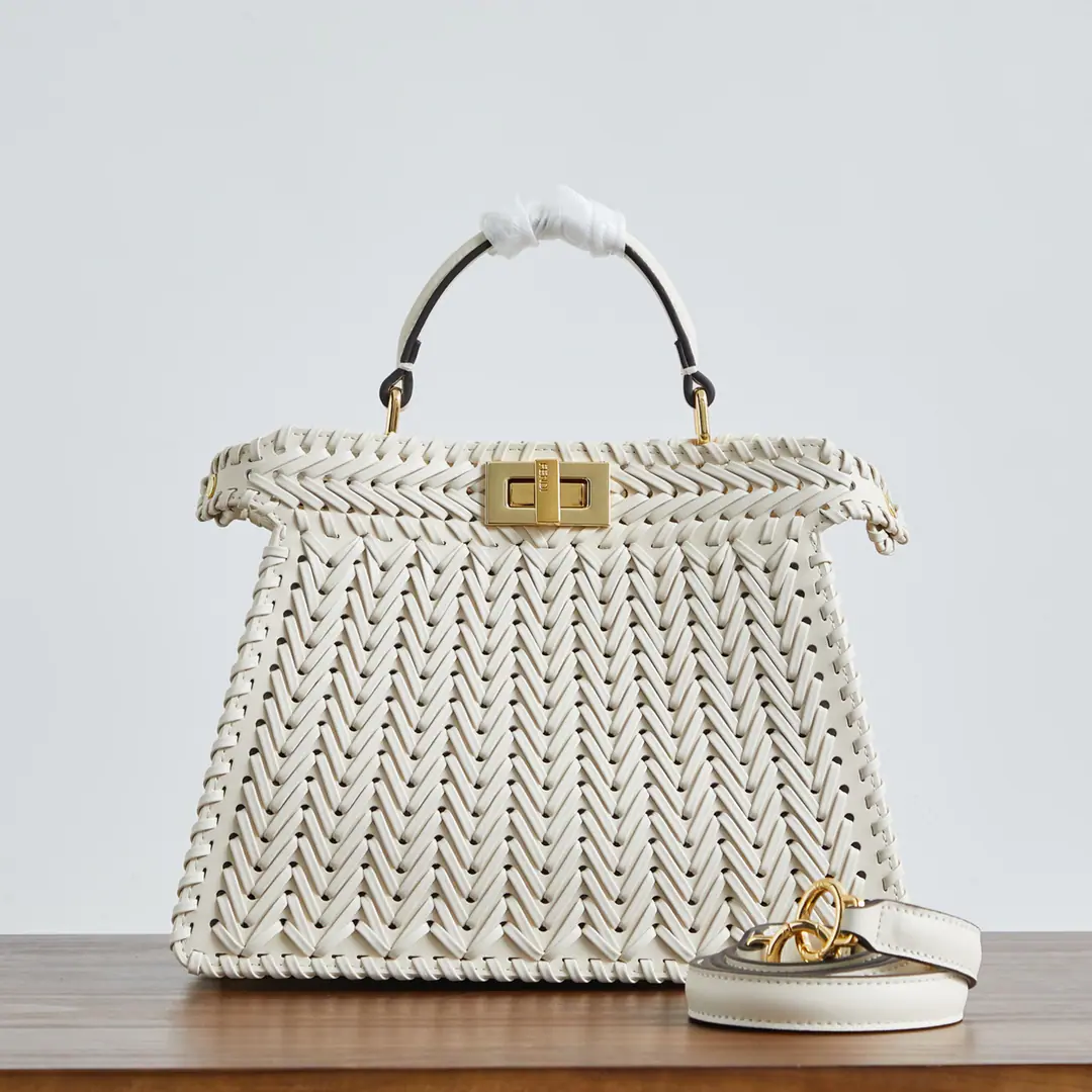 White Weaver 🎶 Fend•Iconic Peekaboo ISeeU Import of leather matter, The edge and the front are colored with the same braids. It's got a classic twist of two layers. Hand handle and modifiable disassembly straps You can pick it up or slash it.Size:27-11-21cm Paragraph
