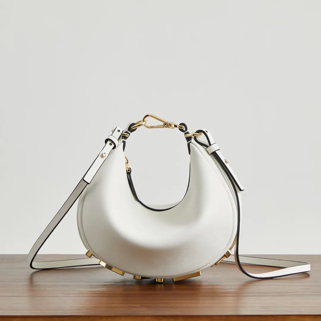 Small white. praphyPut the armpit in your bag., It's a moth., Bigger the classic metal.Logo[FEND1]It's decorated at the bottom of the bag., The envelope's spelt is very appropriate to the line of the body., I'm so full of fashion when I'm under my armpits., It's a walking lawn plant.！ Small. Dimensions20x7.5x13cm