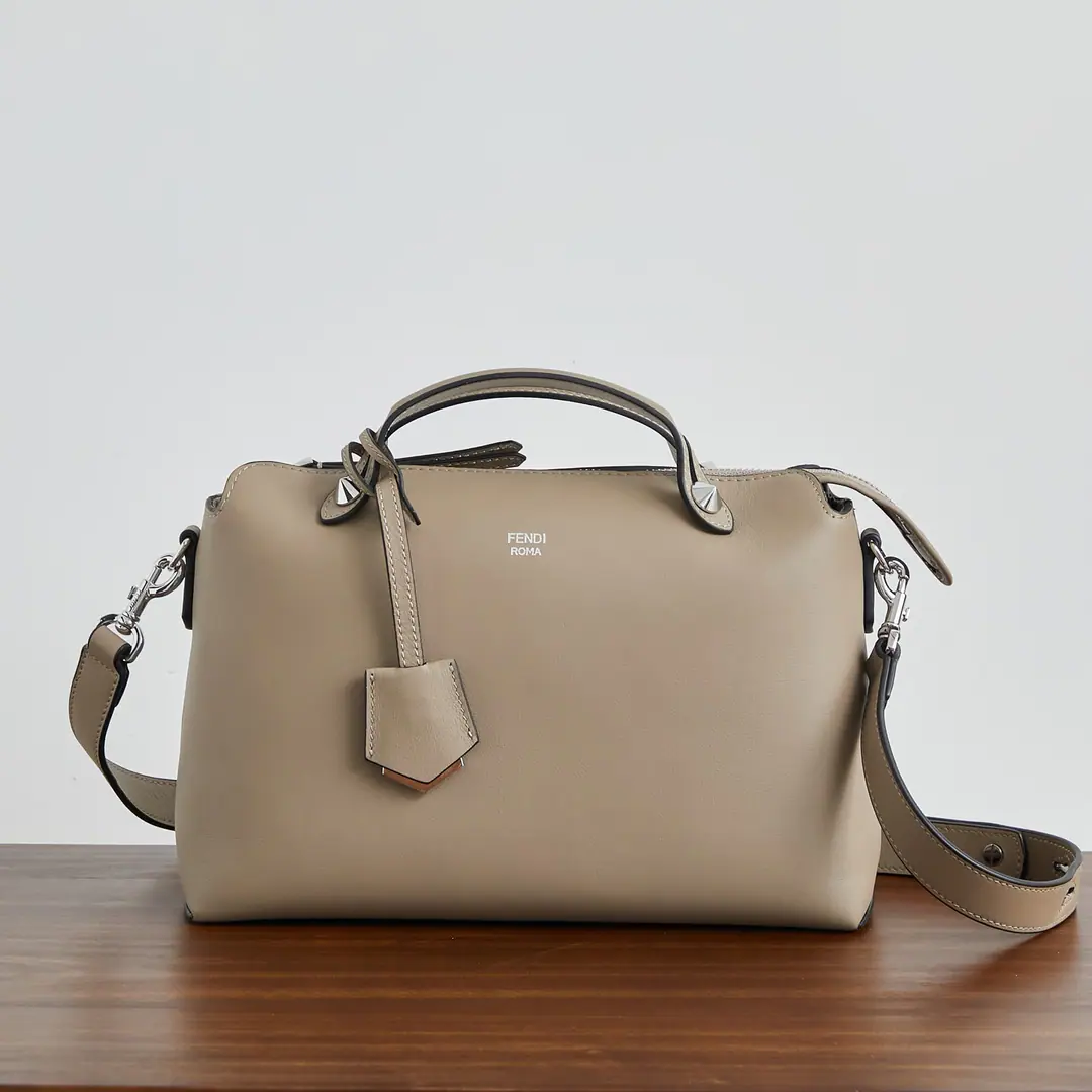 🔥🔥 BY THE WAY- Pull the zipper and close the Boston handbag., Handheld design, Embrace cards. There's two pockets inside., We're separating two layers through the partition., There's another pocket.. Adjustable to Disassemble Shoulda. Cow skin making. plating, metal-forming. Dimensions28*15*13 Paragraph: 2303