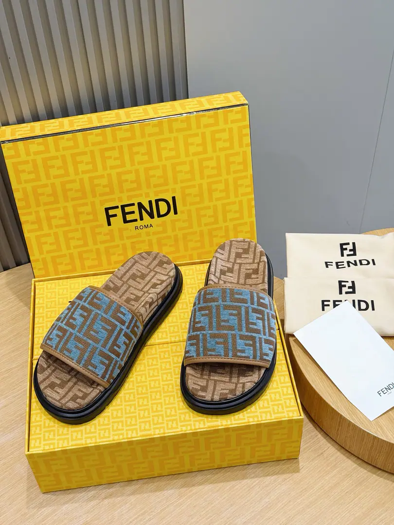 FENDIFendi Beach with rubber slippers for the men. A wide band of sandals.. PUROSE SHOES LIGHT, Extremely flexible.. Slip-proof rubber soles. Rubber material. Shoes are so different., FFPattern Size:39-44(38.45 46Do it.）