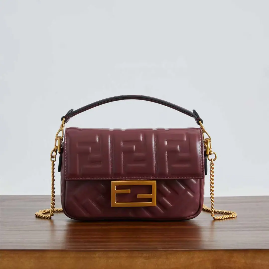 🔥🔥🔥 SignalBaguetteThe small handbag is designed with a cap., Yes.FFMagnetic buttons. The insides are tied to zippers.. With a disassemble shoulder belt., You can pick it up or slash it.. The mirror effect is silver leather.. Yes, I do.FFPumping pattern. Rude, metal-faced. Dimensions19cm Paragraph