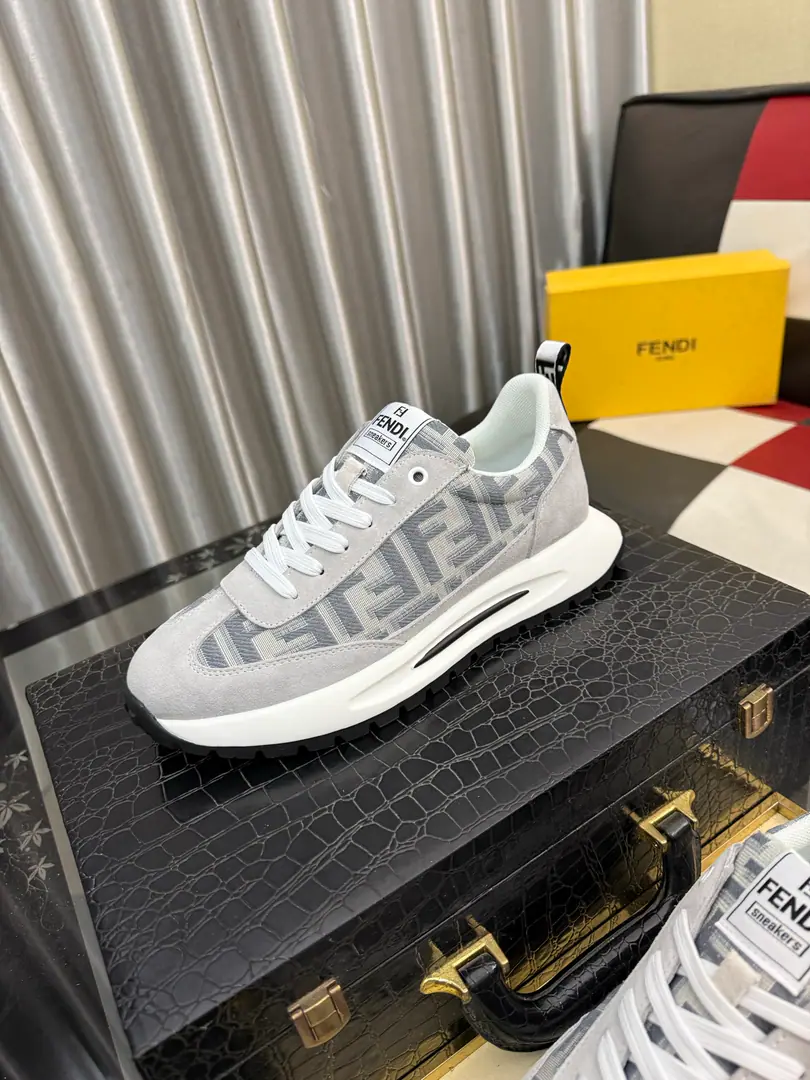 Get out of the factory.⌚️⌚️【Fendi】Fendi! The man's latest leisure shoe.！The cabinet is on the market.！The original one-to-one.. All imported head-story cow-skins., The insides are covered with topwater., The original factory was specially used for the rubber base.. Leading the new fashion concept. Match: 38- ️⃣Colour Optional