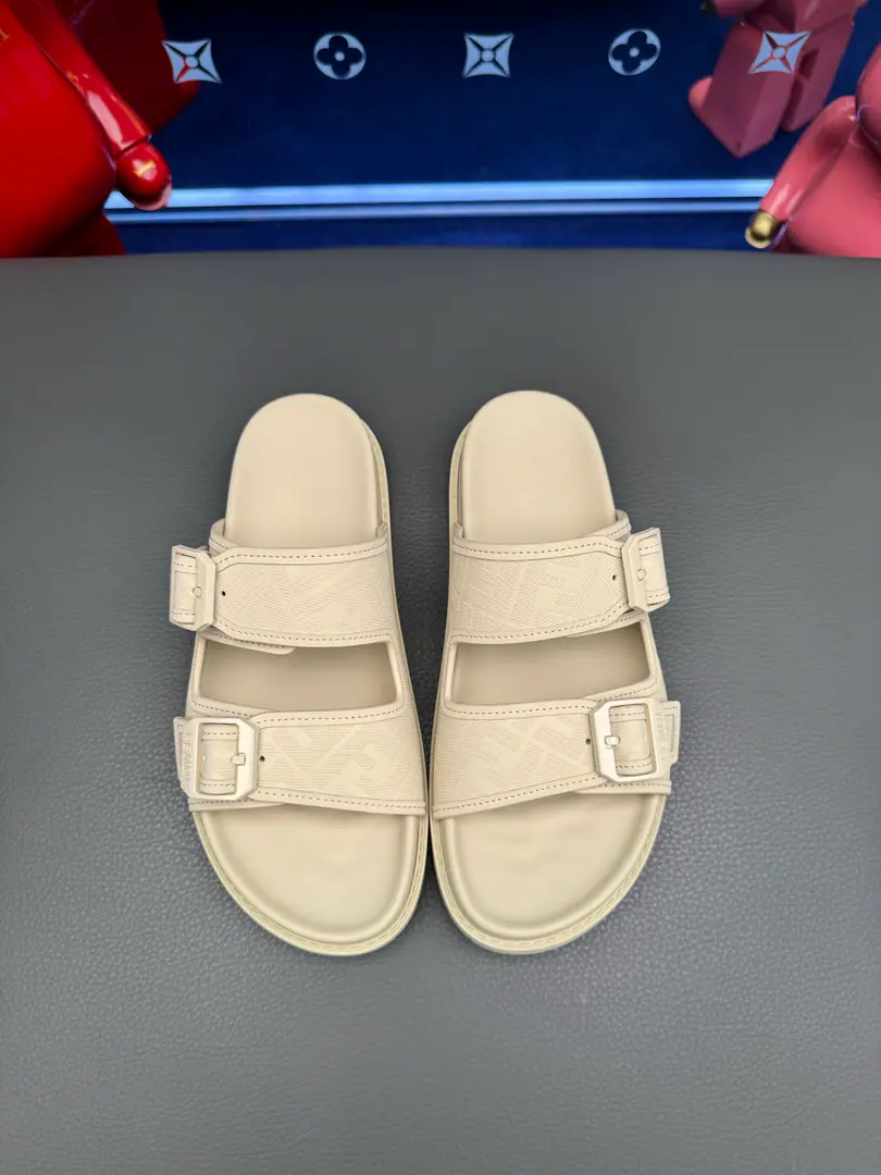 FENDI Fendi! The slippers are out of the stock.💄How can we lose the little monster this summer?💄Original Imported Special Metal Decoration➕Original private model！Details determine success., Good quality is not afraid to zoom in on details.！The feet are super comfortable.！You need a nice, cool pair of sandals this summer.👣 Standard code number: 39-44（38.45.46Make a reservation.）