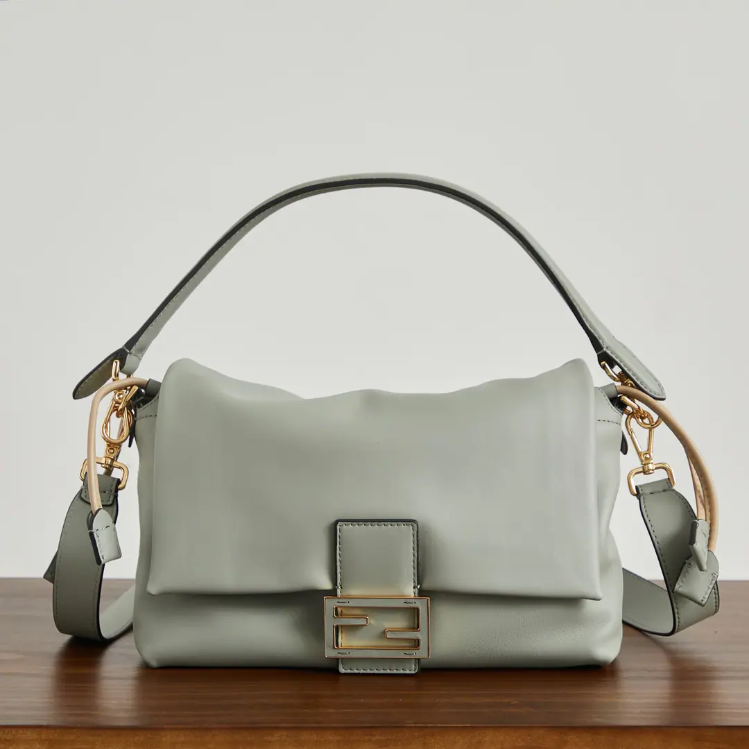 Medium Light Green🔥🔥🔥 It's brand new.Mamma BaguetteHere we go., The combination of a magic stick and a bag of Fukuoka., None of the softest bags on the net., So soft and twig, too tiny a parchment., He's lazy and he's very advanced.！The symbolic hardware buttons are simple and fashionable with a little sheep skin., The skinline is so loose., The long shoulder and wrist belt are easy to adjust., Free and free., How can I feel?, It's so healing.！ Small Dimensions: 16x10x13cm Medium Dimensions: 26.5x8.5x18cm Large Dimensions: 31.5x12x22cm.