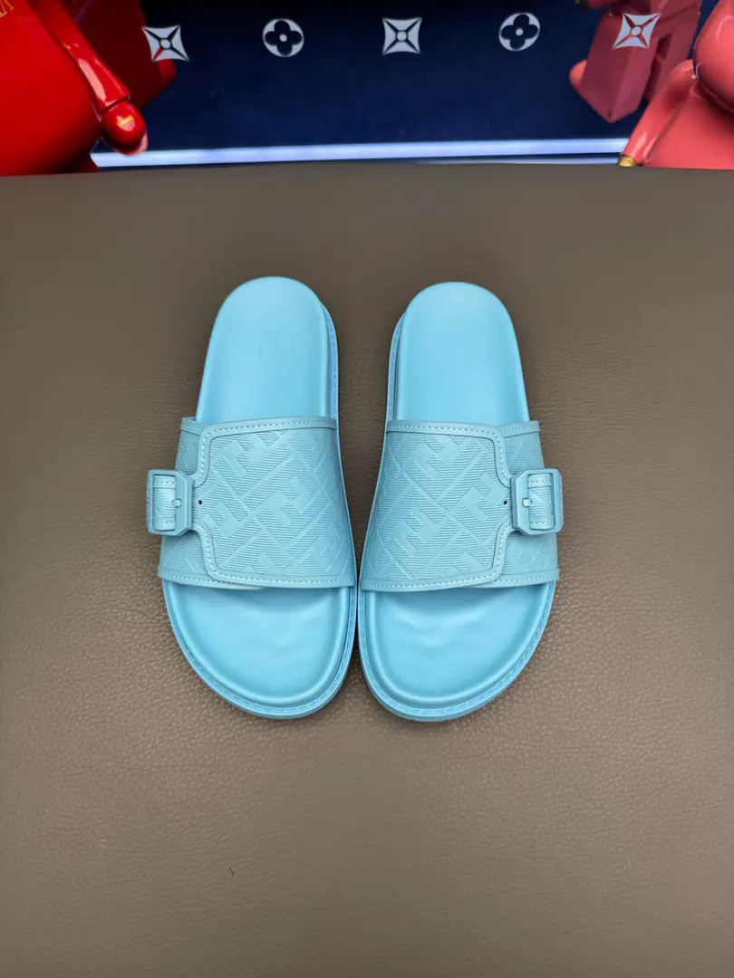 FENDI Fendi! The slippers are out of the stock.💄How can we lose the little monster this summer?💄Original Imported Special Metal Decoration➕Original private model！Details determine success., Good quality is not afraid to zoom in on details.！The feet are super comfortable.！You need a nice, cool pair of sandals this summer.👣 Standard code number: 39-44（38.45.46Make a reservation.）