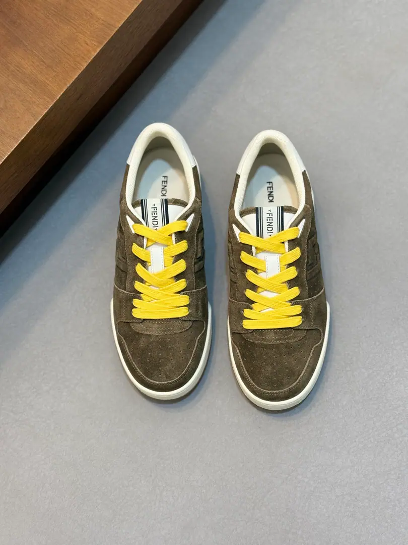 A couple. 36-44 35.45Do it.FENDINew money for the season FENDI MatchSports shoes The white and the fuzzy and the low-looking shoes. MarkerFENDI MatchSports shoes, The shoe and tongue are brand new.FENDI TapeBelt. The white and the fuzzy material., Shoes and side-cams are pierced.. Sides are gluted.FFMark. Rubber soles, SidebandFENDIWord. A shoe box with a tie of the same colour..