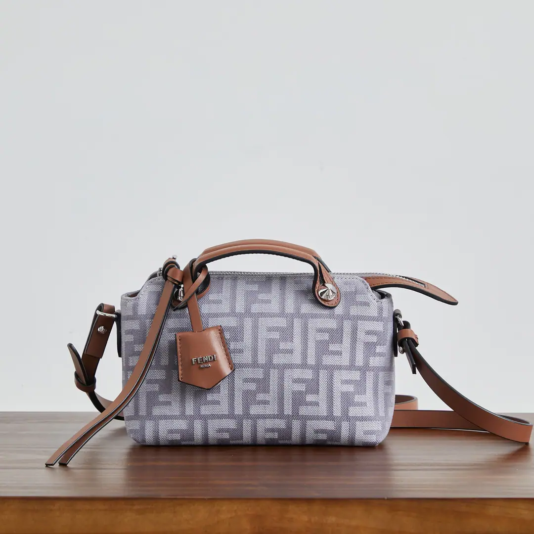 🔥🔥🔥Little cowboy blue. ^FENDI^ New Boston handbag.～ Cowboys bring flowers with them.F logo, Double hand and custom locket., Capacity, High value, The romanticism of pragmatism.💕Dismantled shoulder belts, All one shoulder slants are free., Make every time you leave, you'll be holding your hand like a day.😻 Paragraph Dimensions: 20/9/12cm