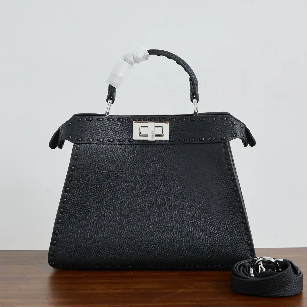 Special chip version🔥🔥Black 🎶 Fend•Iconic Peekaboo ISeeU Importing leather skin from calf, The same color is made of a large sign. It's got a classic twist of two layers. Hand handle and modifiable disassembly straps You can pick it up or slash it.Size:27-11-21cm Paragraph: Chip