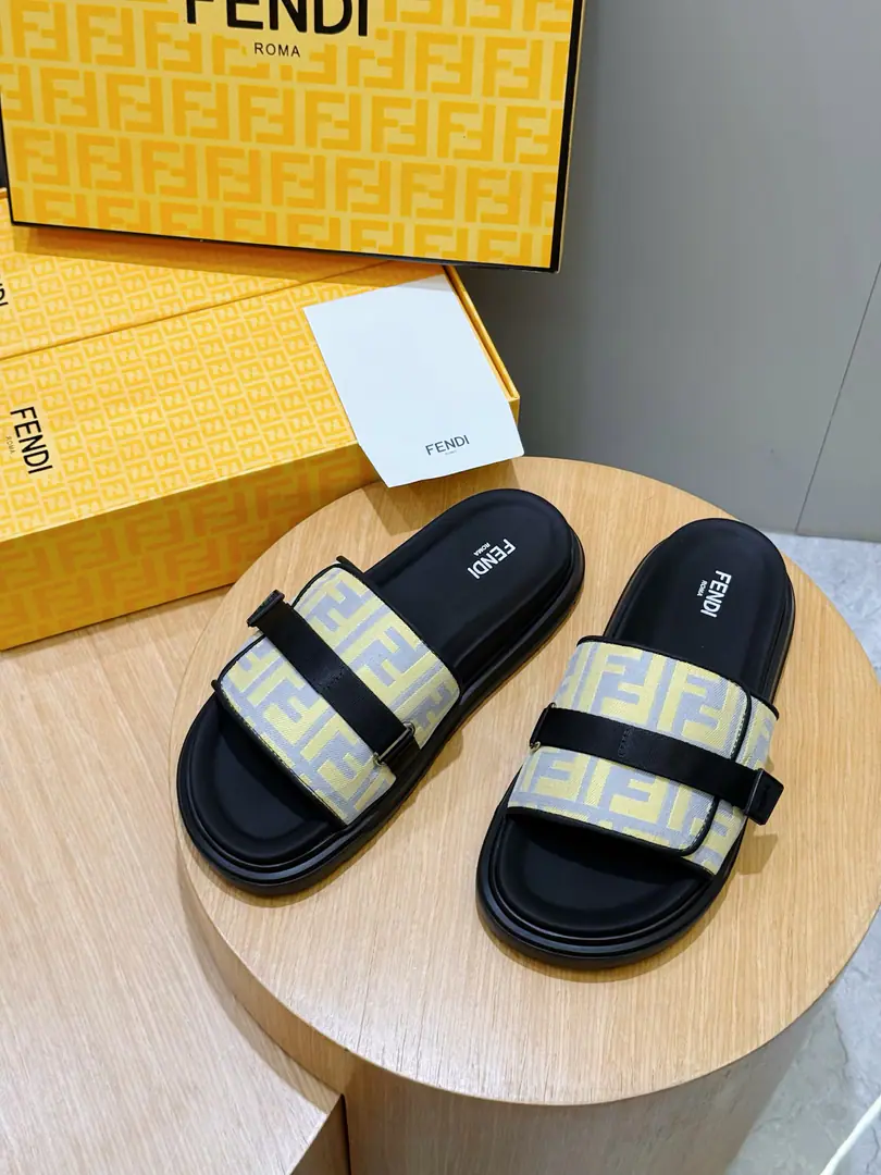 FENDIFendi Beach with rubber slippers for the men. A wide band of sandals.. PUROSE SHOES LIGHT, Extremely flexible.. Slip-proof rubber soles. Rubber material. Shoes are so different., FFPattern Size:39-44(38.45 46Do it.）