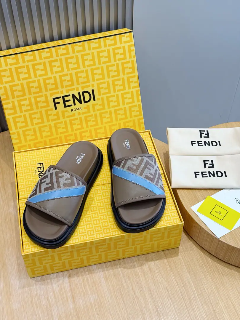 FENDIFendi Beach with rubber slippers for the men. A wide band of sandals.. PUROSE SHOES LIGHT, Extremely flexible.. Slip-proof rubber soles. Rubber material. Shoes are so different., FFPattern Size:39-44(38.45 46Do it.）