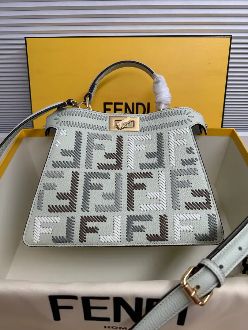 🎶 peekaboo New Series ISeeU petite The calf has a very delicate skin., One side is a classic pair of hand-woven.F Logo✨And on the other side, it's a simple, elegant wrapping., A bag of two styles., A simple, generous person., It's practical and practical.. Paragraph Weaving Size:27-11-20cm
