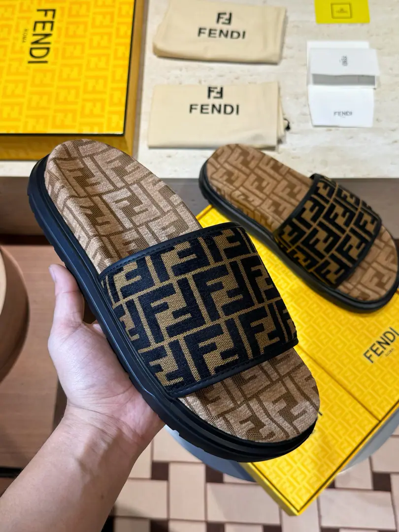 Top mass version top packaging🔥🔥🔥 2026FEND*New slippers, cattle, and a new one.. The fashion is still strong. Shoes are very cozy.👍 Size: 39-44（38.45.46Custom）