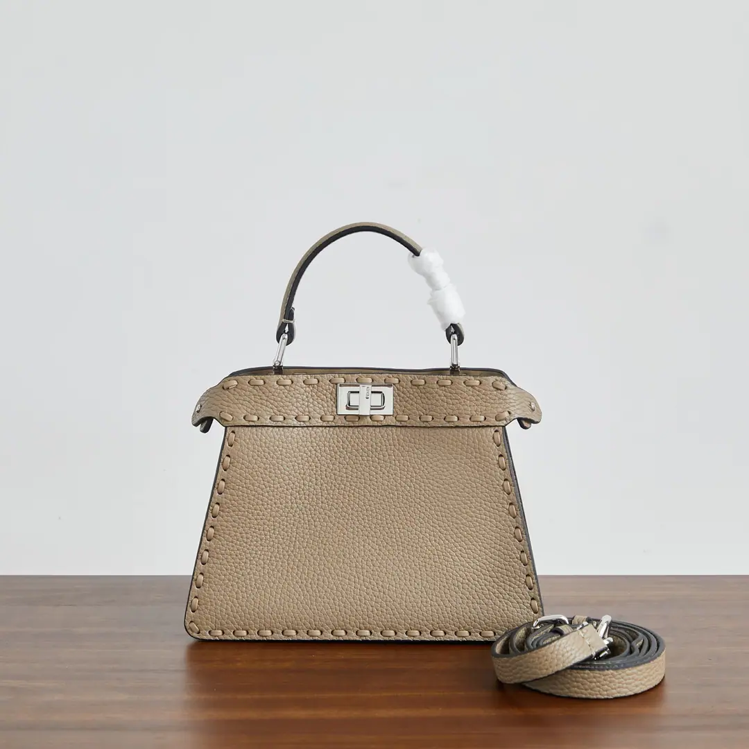 Small number gray. Special chip version🔥🔥 🎶 Fend•Iconic Peekaboo ISeeU Mini Importing leather skin from calf, The same color is made of a large sign. It's got a classic twist of two layers. Hand handle and modifiable disassembly straps You can pick it up or slash it.Size:20-11-15.5cm Paragraph: Chip