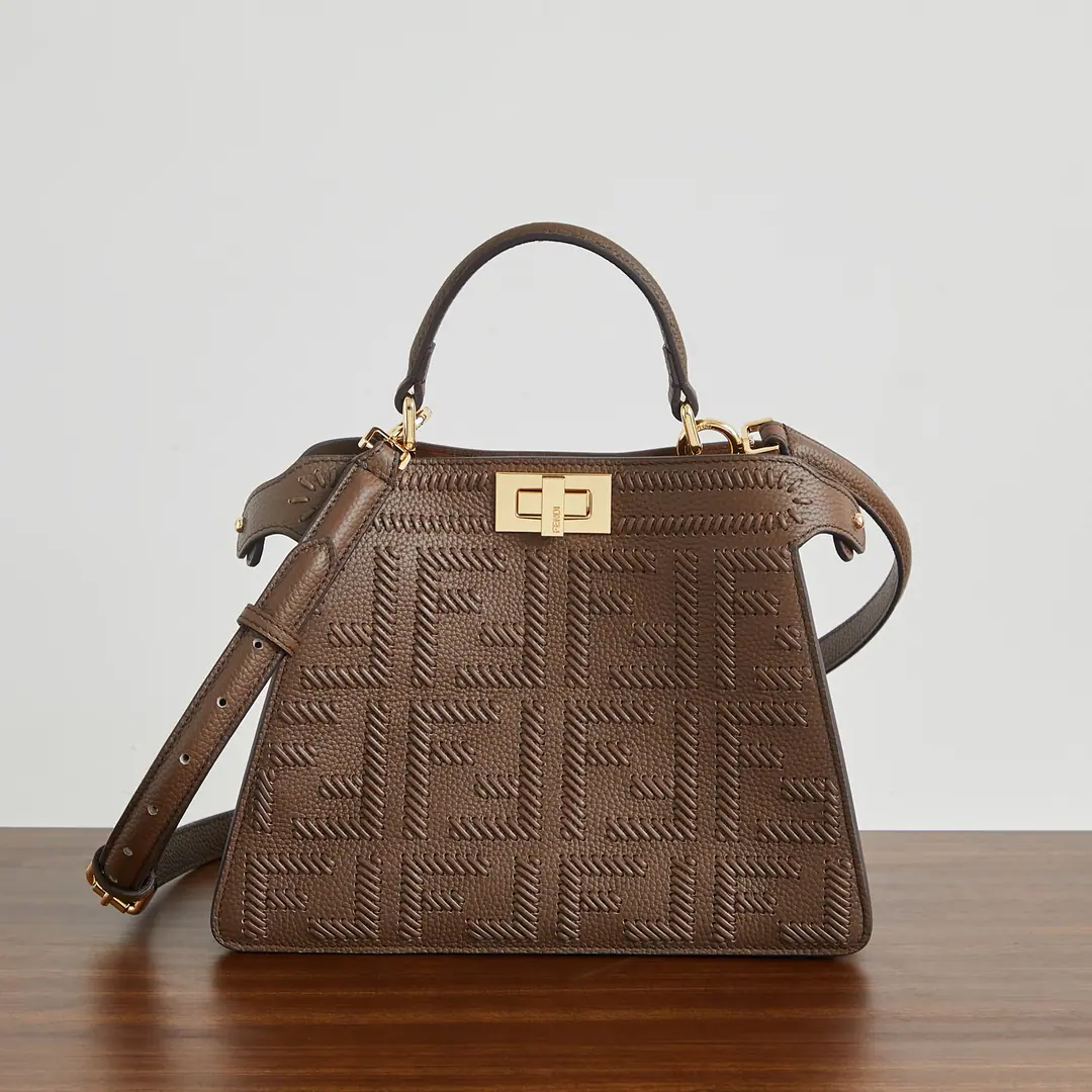 Special chip version, Medium🔥🔥🔥 🎶 peekaboo New Series ISeeU petite The calf has a very delicate skin., One side is a classic pair of hand-woven.F Logo✨And on the other side, it's a simple, elegant wrapping., A bag of two styles., A simple, generous person., It's practical and practical. Size:27-11-20cm