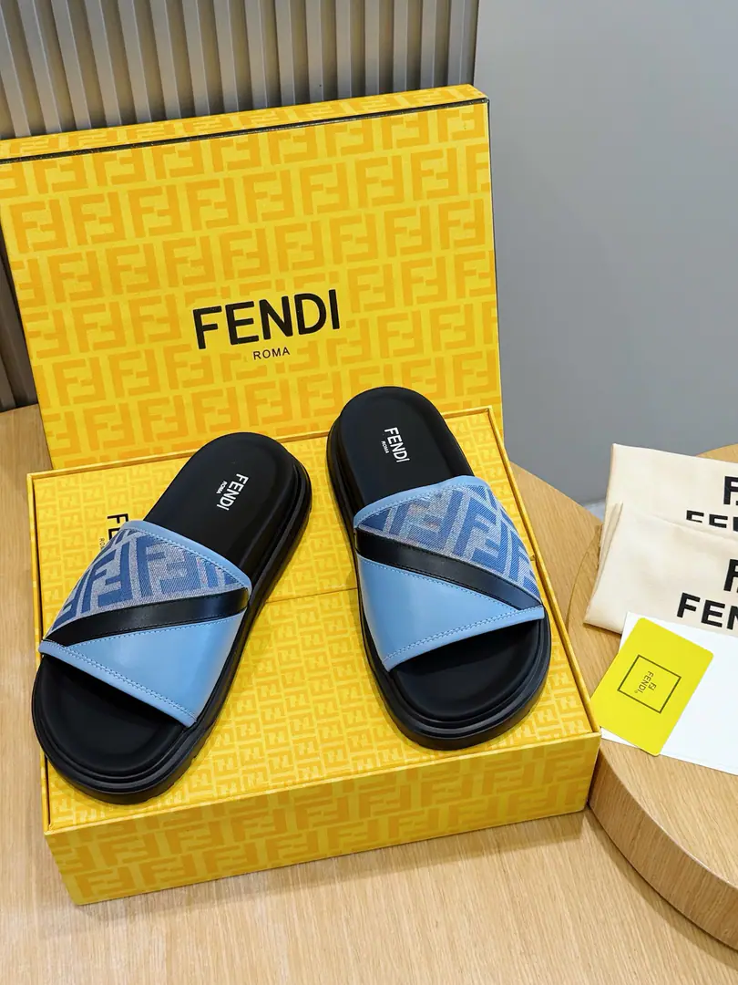 FENDIFendi Beach with rubber slippers for the men. A wide band of sandals.. PUROSE SHOES LIGHT, Extremely flexible.. Slip-proof rubber soles. Rubber material. Shoes are so different., FFPattern Size:39-44(38.45 46Do it.）