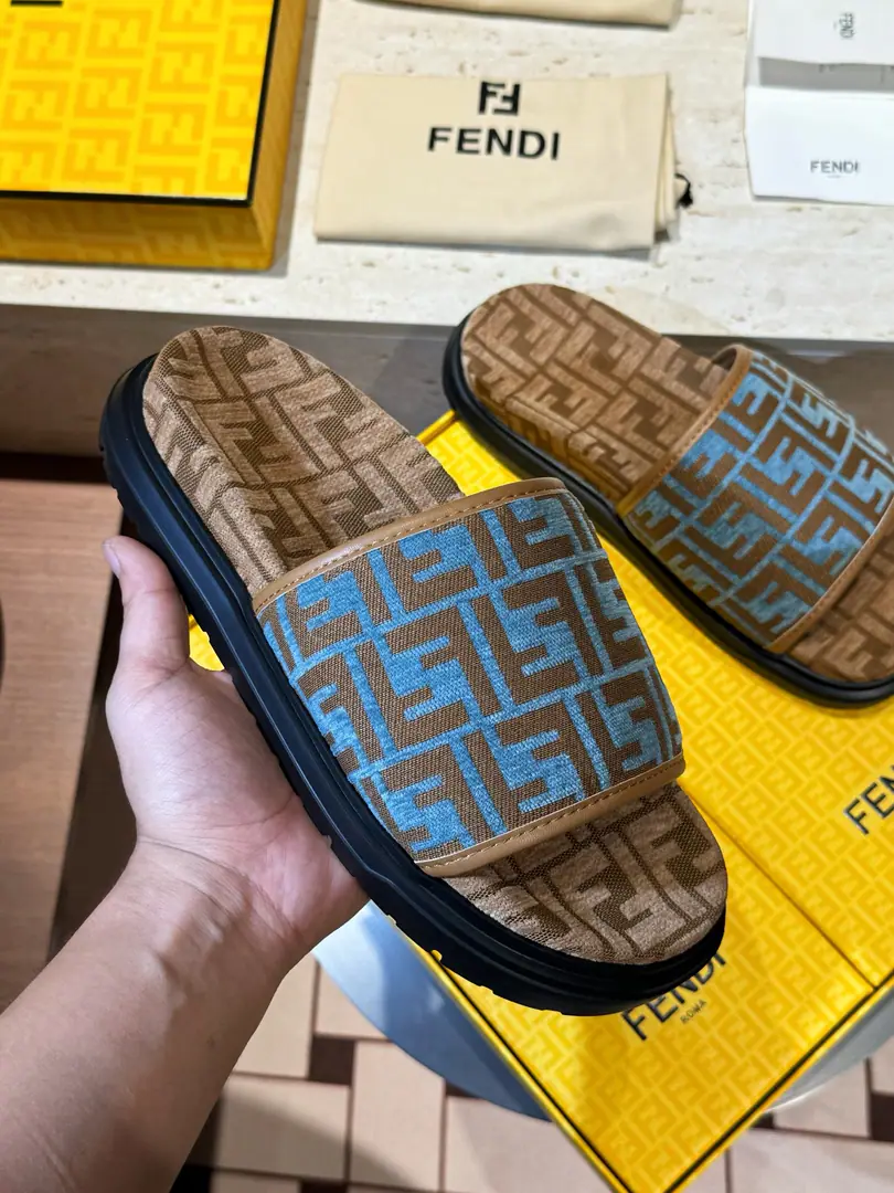 Top mass version top packaging🔥🔥🔥 2026FEND*New slippers, cattle, and a new one.. The fashion is still strong. Shoes are very cozy.👍 Size: 39-44（38.45.46Custom）