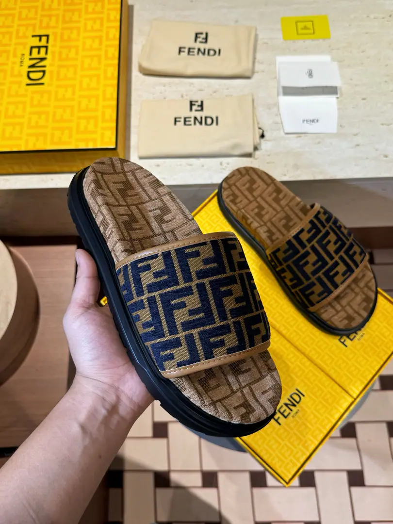 Top mass version top packaging🔥🔥🔥 2026FEND*New slippers, cattle, and a new one.. The fashion is still strong. Shoes are very cozy.👍 Size: 39-44（38.45.46Custom）