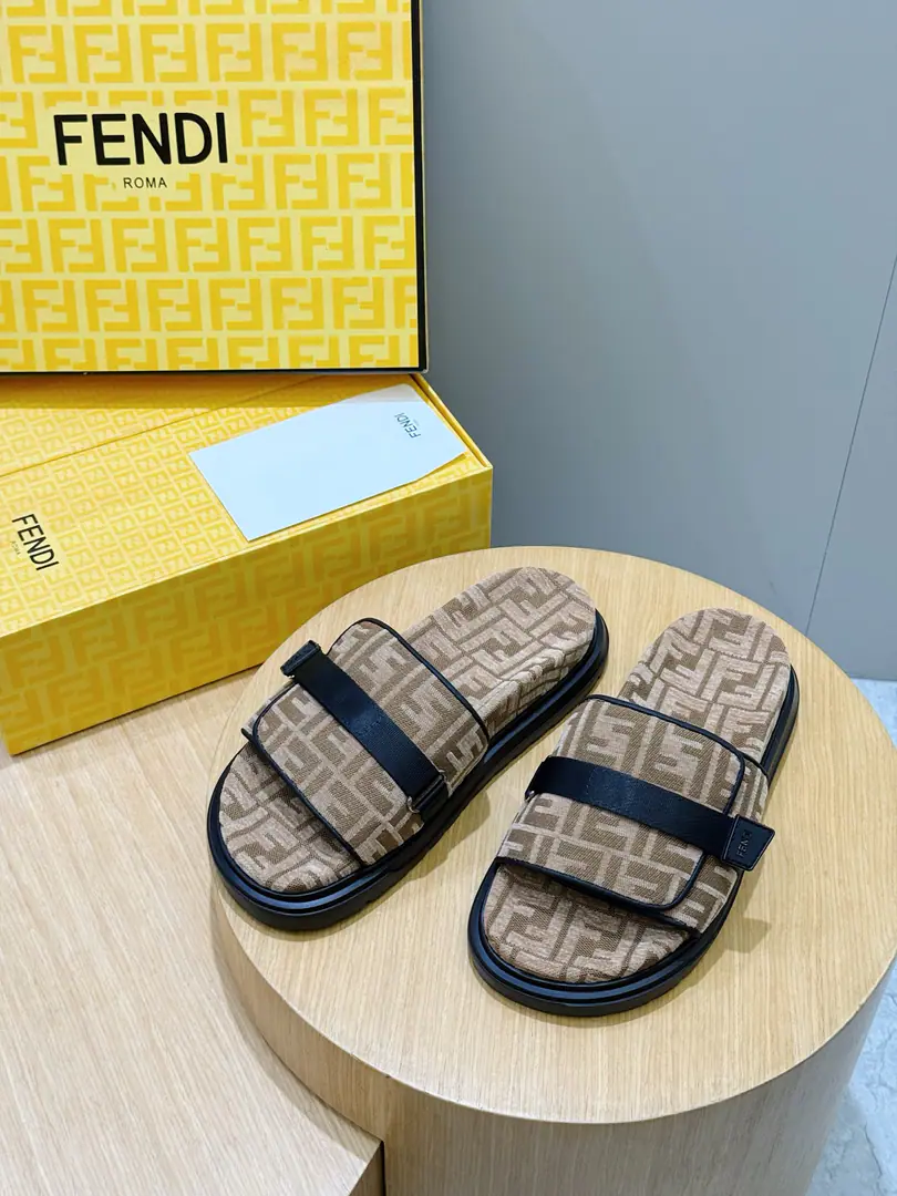 FENDIFendi Beach with rubber slippers for the men. A wide band of sandals.. PUROSE SHOES LIGHT, Extremely flexible.. Slip-proof rubber soles. Rubber material. Shoes are so different., FFPattern Size:39-44(38.45 46Do it.）