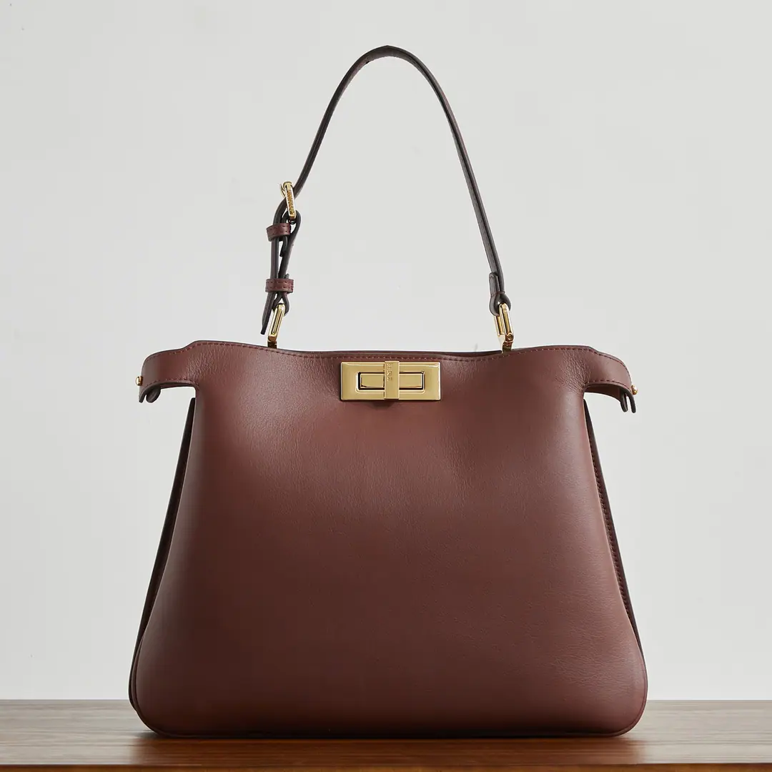 🔥🔥Latest logo𝐏𝐄𝐄𝐊𝐀𝐁𝐎𝐎 Medium Handbag, The skin of the calf is delicate and soft., Details are in place., Both sides of the divide open., It's a very large and very stylish capacity., Inside, inside., Shoulder band adjustable, But with your shoulder on your hand., The match is extremely high.☑️ size33×10×25.5cm Paragraph8822
