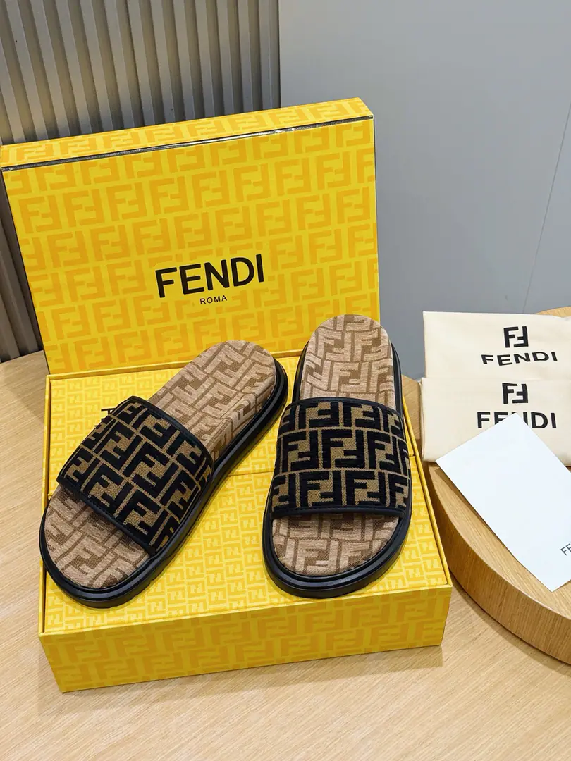 FENDIFendi Beach with rubber slippers for the men. A wide band of sandals.. PUROSE SHOES LIGHT, Extremely flexible.. Slip-proof rubber soles. Rubber material. Shoes are so different., FFPattern Size:39-44(38.45 46Do it.）