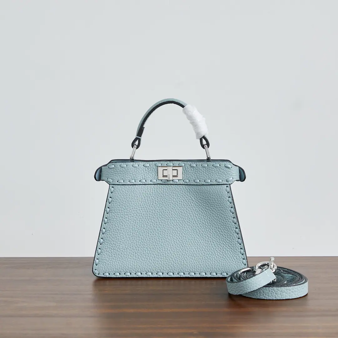 The small sign is light blue. Special chip version🔥🔥 🎶 Fend•Iconic Peekaboo ISeeU Mini Importing leather skin from calf, The same color is made of a large sign. It's got a classic twist of two layers. Hand handle and modifiable disassembly straps You can pick it up or slash it.Size:20-11-15.5cm Paragraph: Chip