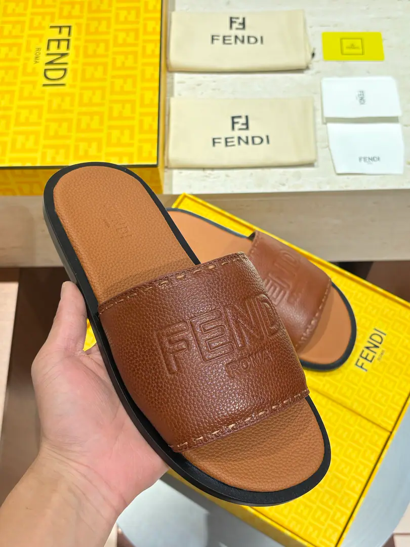 2026FEND*New one's a big slipper.🩴 The whole oxen are really skiny., The stubble is a real stubble.. The fashion is still strong. Shoes are very cozy. Size: 39-44（38.45.46Custom）
