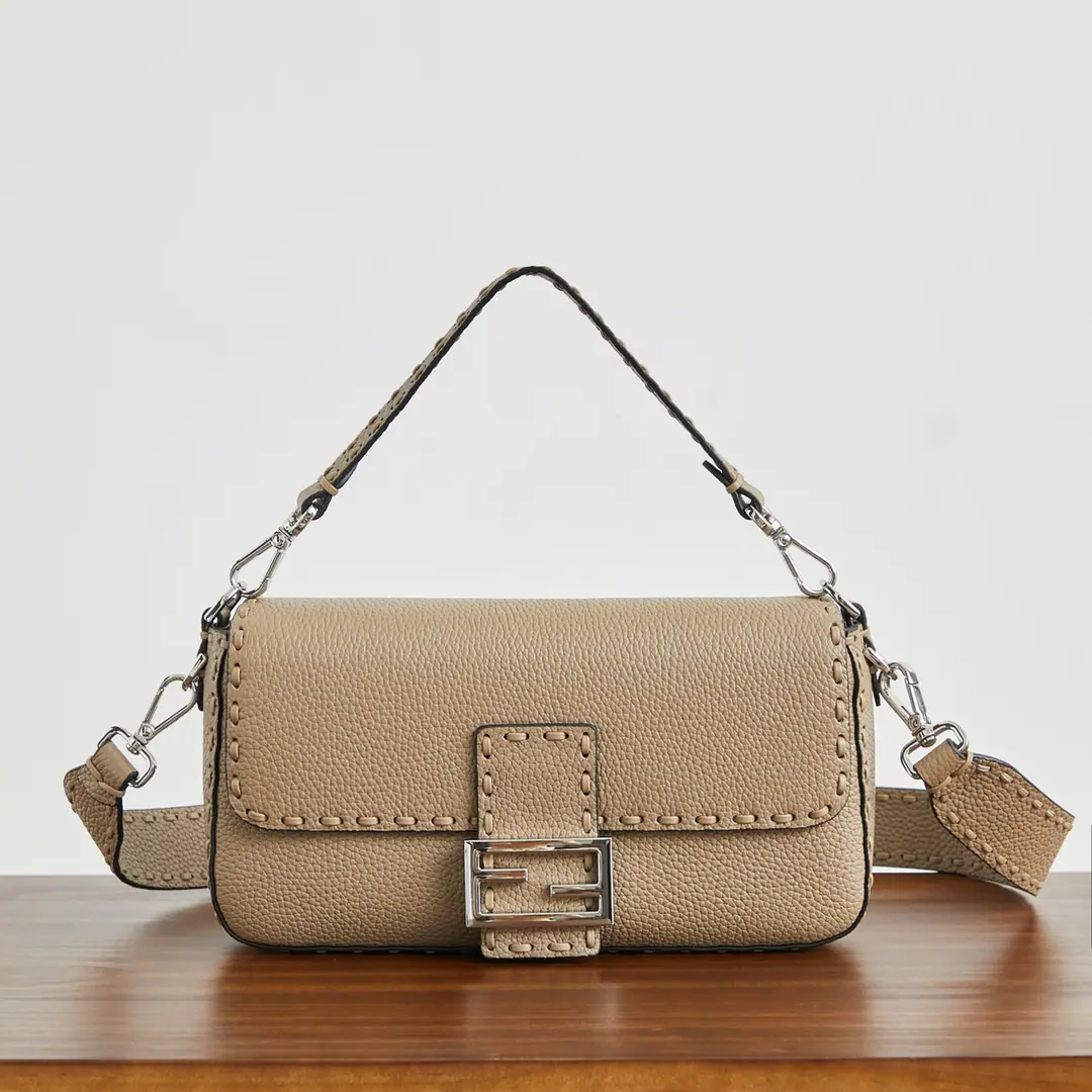 Special chip version 🎶🥖𝗯𝗮𝗴𝘂𝗲𝘁𝘁𝗲Little law stickbag. The skins of the stubs are made manually from the same colour and large-sign lines. Silver-faced metal. by whichFFTights.. Handbags with handheld and disassembly straps., But with your hand or shoulder.. Size: 20-5-13cm 5515 Jie!• 🎶🥖𝗯𝗮𝗴𝘂𝗲𝘁𝘁𝗲The Chinese law school bag. The skins of the stubs are made manually from the same colour and large-sign lines. Silver-faced metal. by whichFFTights.. Handbags with handheld and disassembly straps., But with your hand or shoulder.. Size: 20-5-13cm Jie!•