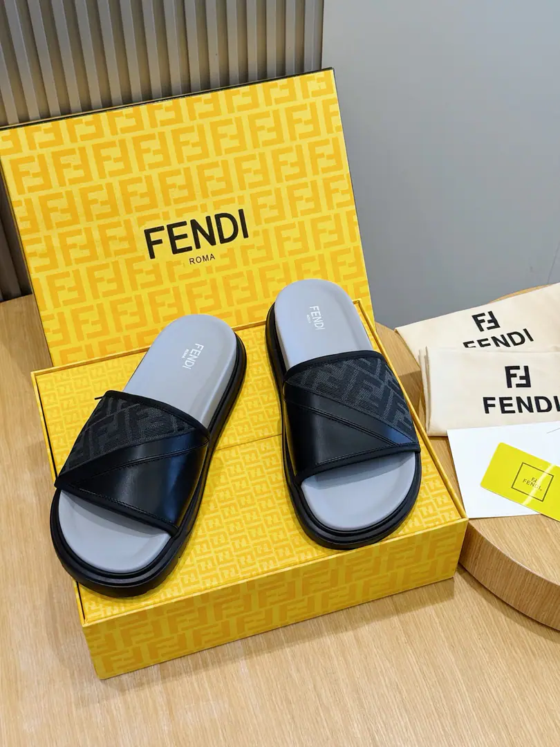 FENDIFendi Beach with rubber slippers for the men. A wide band of sandals.. PUROSE SHOES LIGHT, Extremely flexible.. Slip-proof rubber soles. Rubber material. Shoes are so different., FFPattern Size:39-44(38.45 46Do it.）