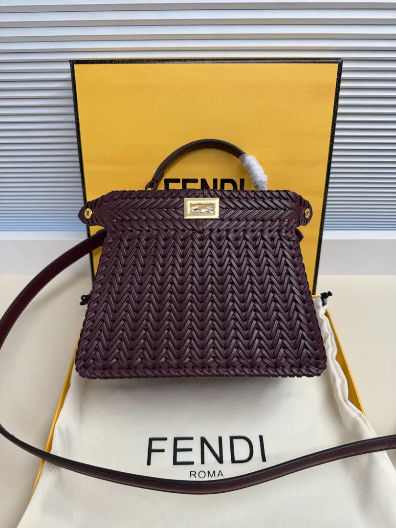 🎶 Fend•Iconic ekaboo ISeeU Import of leather matter, The edge and the front are colored with the same braids. It's got a classic twist of two layers. Hand handle and modifiable disassembly straps You can pick it up or slash it.Size:20-11-15cm Paragraph: 5002