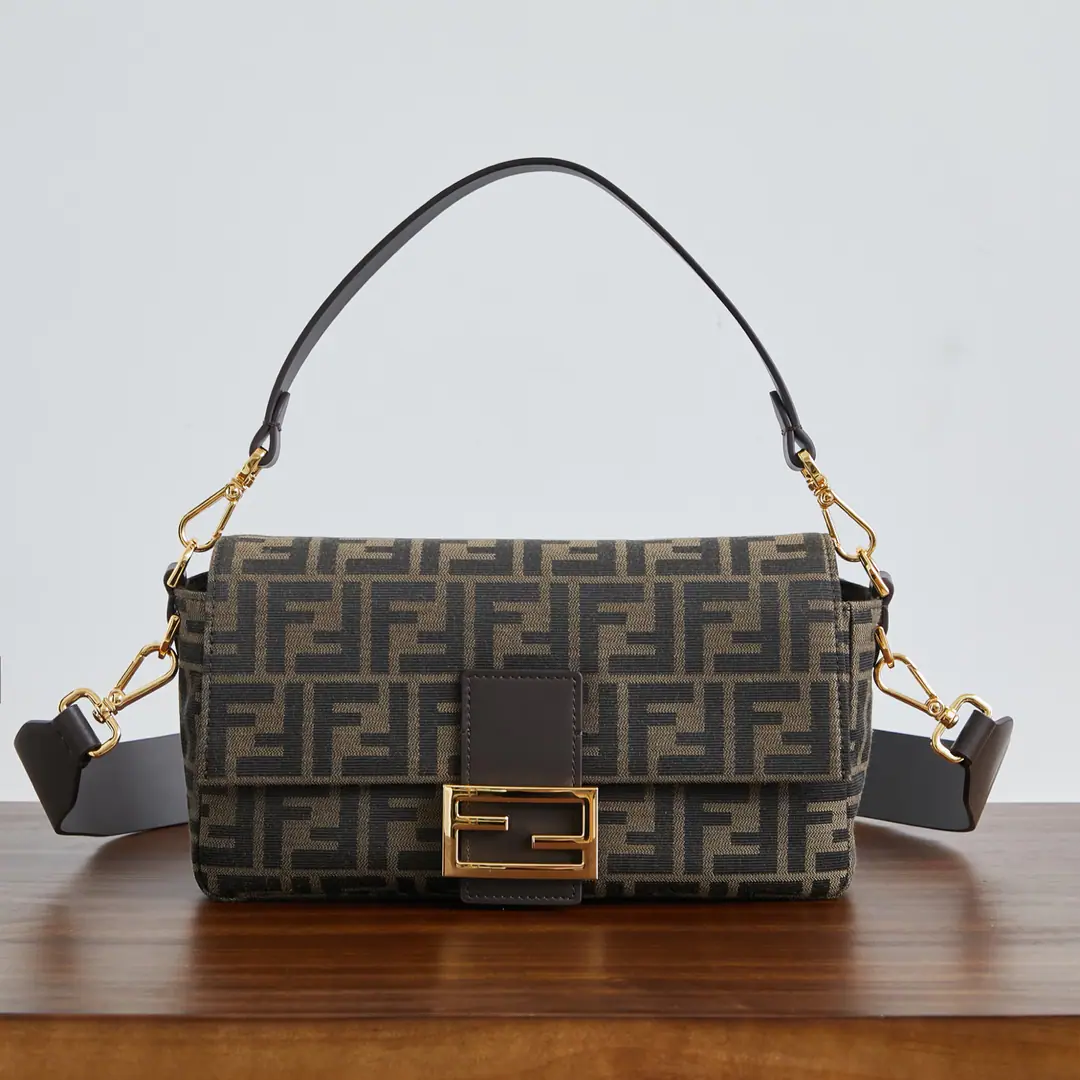🔥🔥🔥 Baguette The new French stick bag is here!～ A squared body with a classic pair.FBrush LOGOAnd a dark brown shoulder belt with a nicer recognition., A classic scepter.🥖The bag makes the whole body softer and softer., It's a little light., With a unique French resonance. Dimensions 26-6-13