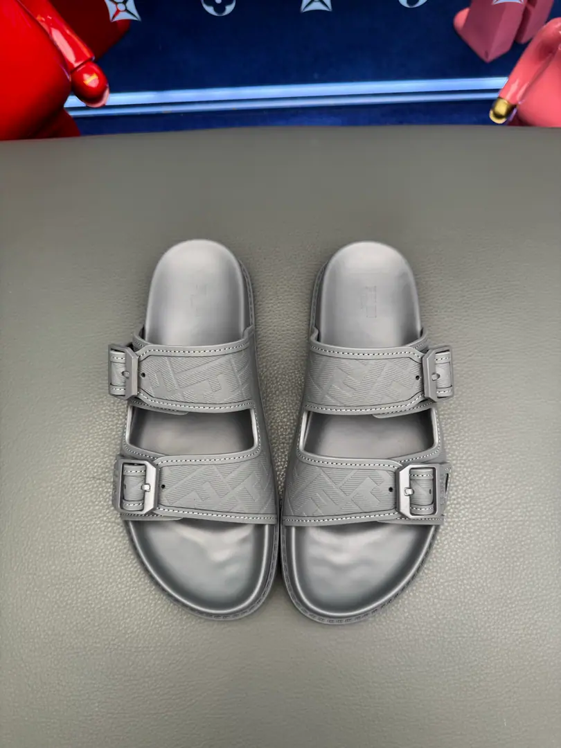 FENDI Fendi! The slippers are out of the stock.💄How can we lose the little monster this summer?💄Original Imported Special Metal Decoration➕Original private model！Details determine success., Good quality is not afraid to zoom in on details.！The feet are super comfortable.！You need a nice, cool pair of sandals this summer.👣 Standard code number: 39-44（38.45.46Make a reservation.）