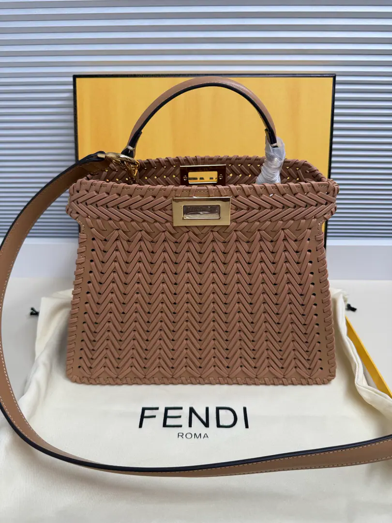 🎶 Fend•Iconic ekaboo ISeeU Import of leather matter, The edge and the front are colored with the same braids. It's got a classic twist of two layers. Hand handle and modifiable disassembly straps You can pick it up or slash it.Size:27-11-21cm Paragraph: 5002