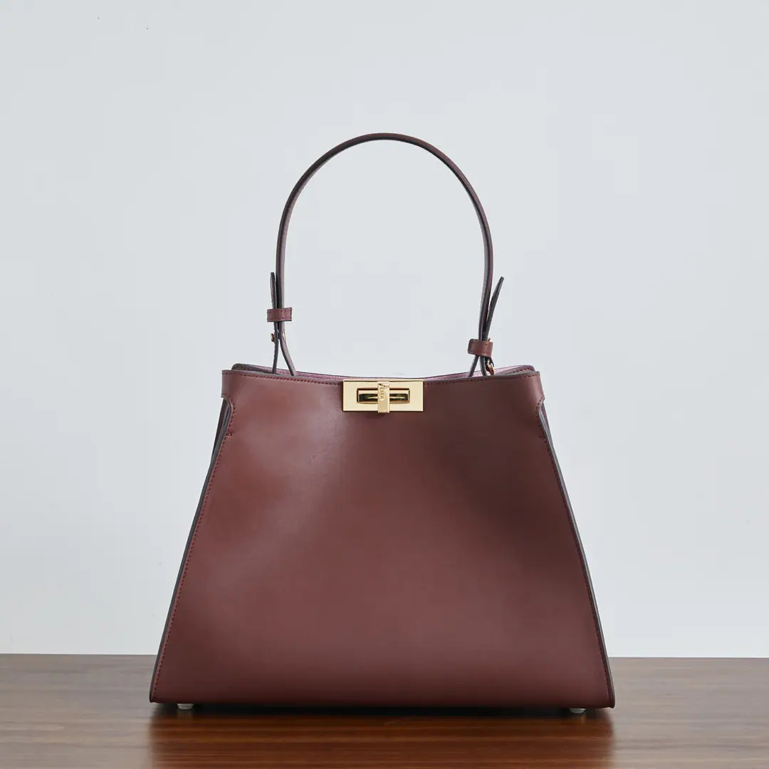 Small🔥🔥 Fendi WayNew money coming in.～ Flexible Ladder Outline, The mouth is open., Lines are soft and scalable, Dismantled shoulder belts support the handheld shoulder, It's a classic brandy twist., It's got a card-hutch bag in it., Use imported cow skin+The leather is made of, A large capacity can accommodate a wide range of items, Switching at random in different styles, The street is a perfect fit., ♪ Bring yourself a sense of high-level atmosphere ♪～ size: 36x13x27