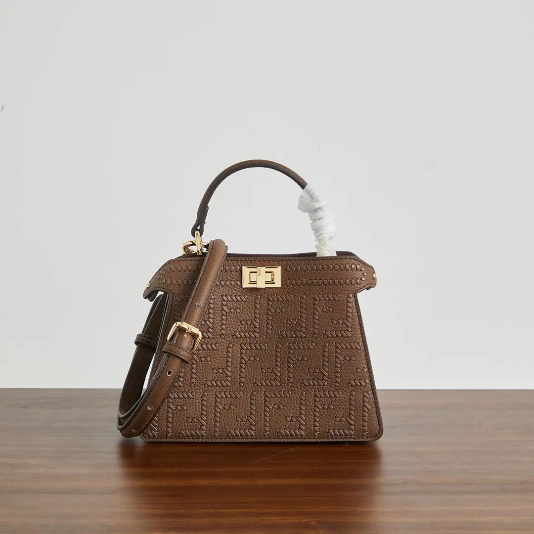 Special chip version, Small🔥🔥🔥 🎶 peekaboo New Series ISeeU petite The calf has a very delicate skin., One side is a classic pair of hand-woven.F Logo✨And on the other side, it's a simple, elegant wrapping., A bag of two styles., A simple, generous person., It's practical and practical. Size:20-11-15cm