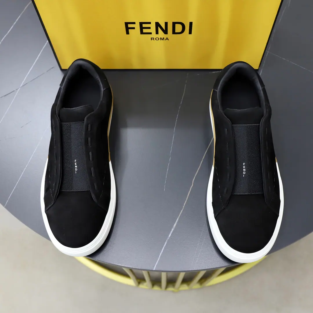 Get out of the factory. 🔥（Top First List） Brand: Fendi!（FENDI） Size: 39-45 Level: Original MonoQuality High Version Materials: Import original cow skins➕ It's a good, comfortable cow's skin. OriginalTPU♪ And then you're gonna slide down ♪ Type: Travel Fashion and leisure shoes. ♪ The tide's on ♪