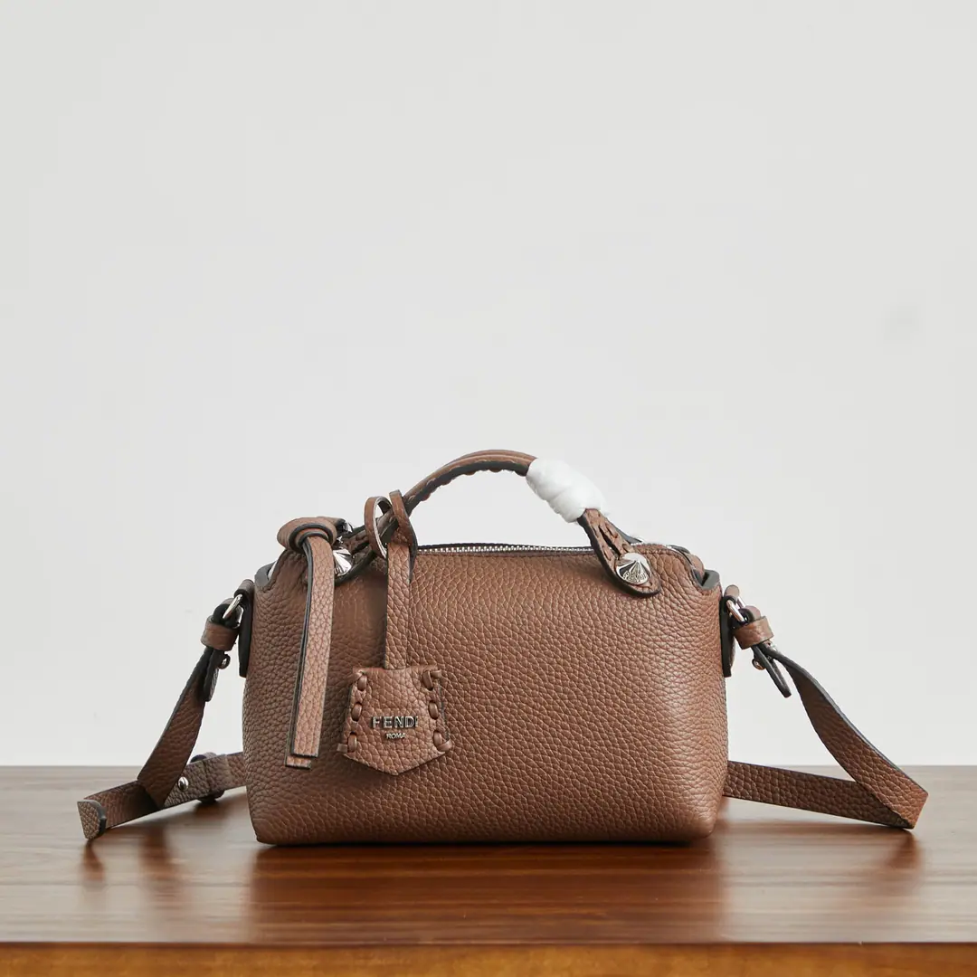 Small coffee color.🔥🔥 New paragraphBy The Way SelleriaHere comes the pillow bag., The skin of a natural cow is so soft and so soft., The belt can be a little stump with sex., ♪ The gloom is full ♪, Silver metal key rings are hanging with little hangers., Inside is a hand-made sewn-line Roman cow leather stamp., Simple and advanced., It's a light pressure and a handful., It's a very easy time to put it together.！ Small: 20x9x12cm Medium: 29x13x17cm