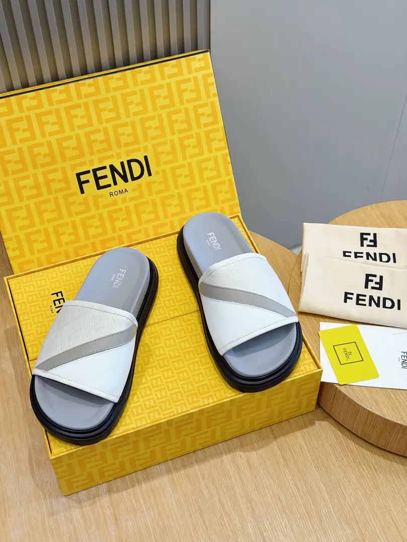 FENDIFendi Beach with rubber slippers for the men. A wide band of sandals.. PUROSE SHOES LIGHT, Extremely flexible.. Slip-proof rubber soles. Rubber material. Shoes are so different., FFPattern Size:39-44(38.45 46Do it.）