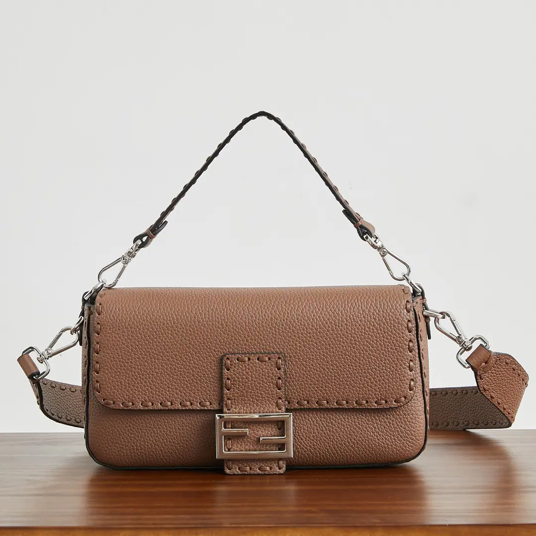 Special chip version 🎶🥖𝗯𝗮𝗴𝘂𝗲𝘁𝘁𝗲Little law stickbag. The skins of the stubs are made manually from the same colour and large-sign lines. Silver-faced metal. by whichFFTights.. Handbags with handheld and disassembly straps., But with your hand or shoulder.. Size: 20-5-13cm 5515 Jie!• 🎶🥖𝗯𝗮𝗴𝘂𝗲𝘁𝘁𝗲The Chinese law school bag. The skins of the stubs are made manually from the same colour and large-sign lines. Silver-faced metal. by whichFFTights.. Handbags with handheld and disassembly straps., But with your hand or shoulder.. Size: 20-5-13cm Jie!•