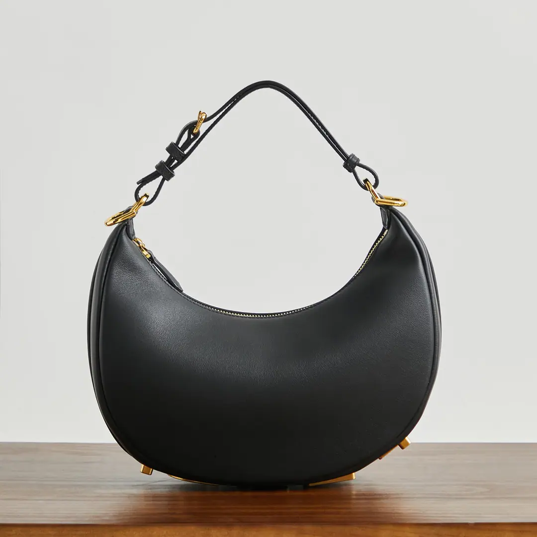 Medium black. praphyPut the armpit in your bag., It's a moth., Bigger the classic metal.Logo[FEND1]It's decorated at the bottom of the bag., The envelope's spelt is very appropriate to the line of the body., I'm so full of fashion when I'm under my armpits., It's a walking lawn plant.！ Medium Dimensions29x24.5x10cm